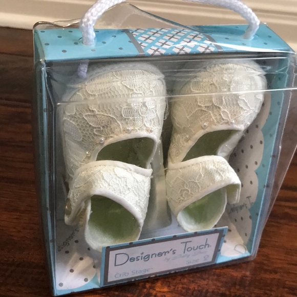 Designer’s Touch Lace Crib Shoes Sz 2 - Picture 4 of 6